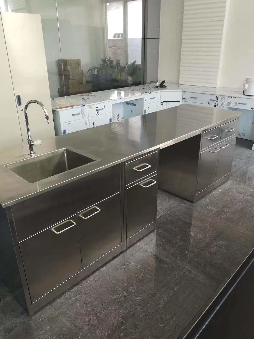 /images/20211223/adfa94bc7d022f910159cec38c53945b.jpg 不锈钢实验台.jpg